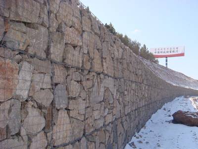 A line of welded Galfan gabions are installed under the dam.