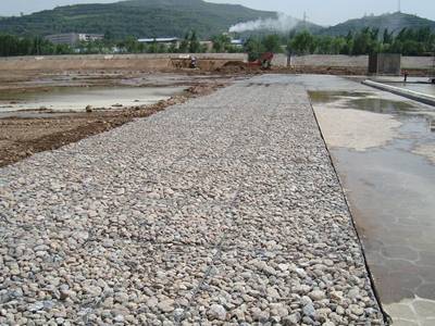 Galvanized gabions are covered the riverway.